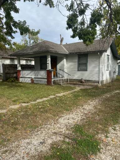 Main picture of 626 SW Medford Ave