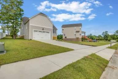 Main picture of 305 Broadleaf Dr