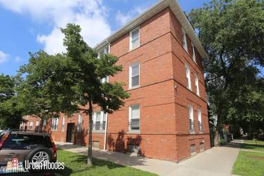 Main picture of 6209 N Ravenswood Ave