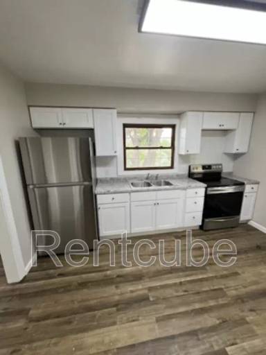 Main picture of 915 Pleasant St