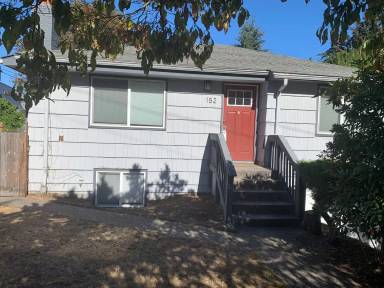 Main picture of 140 NE 147th St