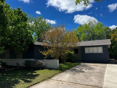 Main picture of 215 Currie Ave