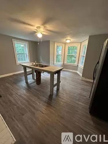 Main picture of 521 Woodlawn Ave