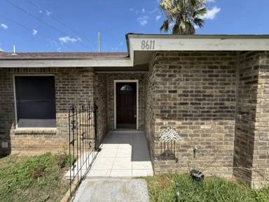 Main picture of 8611 Chris Ln