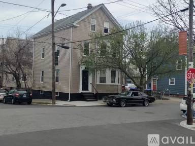 Main picture of 147 Ives St