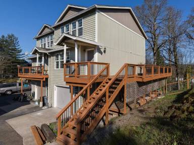 Main picture of 196 N 12th St