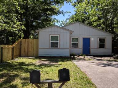 Main picture of 3304 Phyllis St