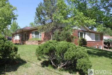 Main picture of 1000 81st St