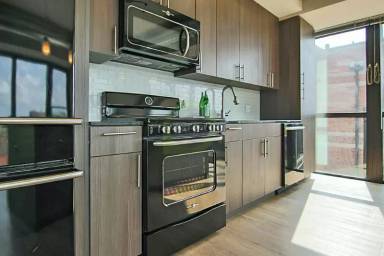 Main picture of 210 W Scott St