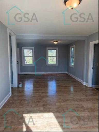 Main picture of 696 Saxon Ave