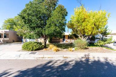 Main picture of 1821 Illinois St NE