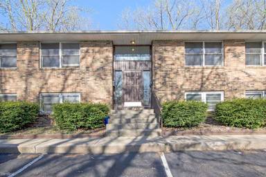 Main picture of 118 S Clarendon St