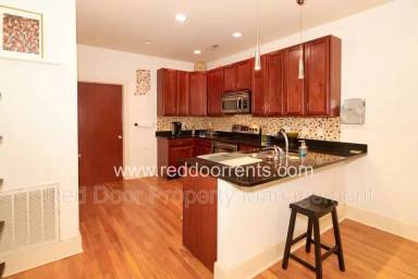 Main picture of 233 E Saint Joseph St