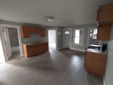 Main picture of 68 Lyons St