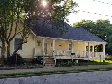 Main picture of 441 Cameron St SE