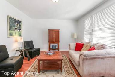 Main picture of 214 Claiborne Ct