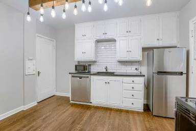 Main picture of 5166 Lake St