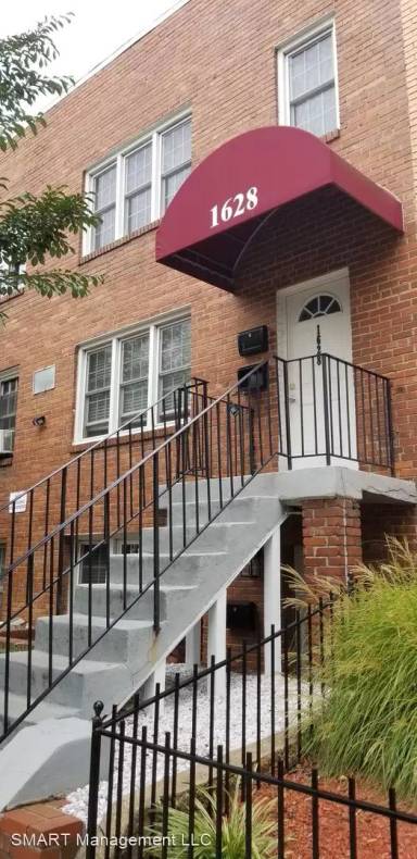 Main picture of 1628 Independence Ave SE