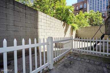 Main picture of 155 E 92nd St