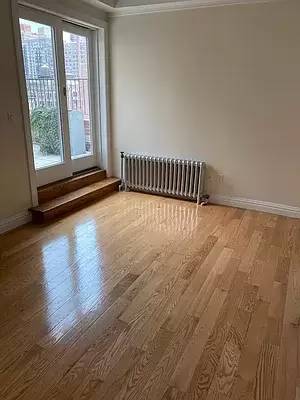 Main picture of 115 E 92nd St