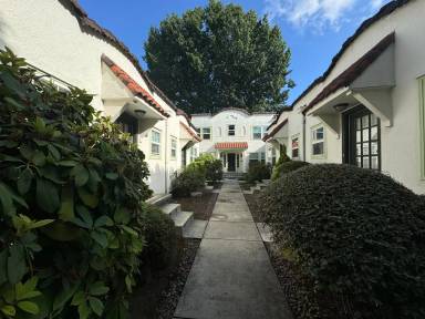 Main picture of 3035 NE Pacific St