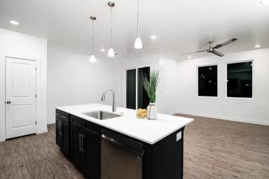 Main picture of 1055 W Province Way