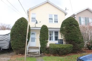 Main picture of 704 Main St