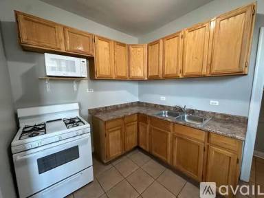 Main picture of 2200 N Avers Ave