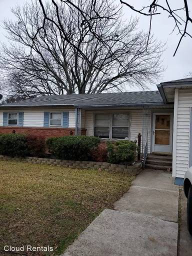 Main picture of 1707 N W S Young Dr