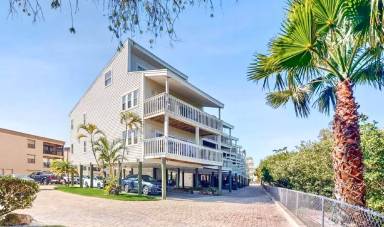 Main picture of 19727 Gulf Blvd