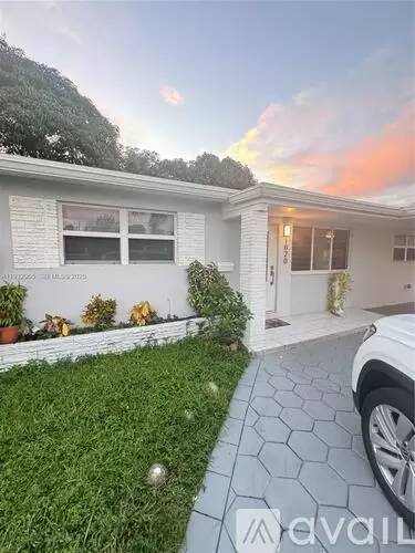 Main picture of 1020 N 74th Ter