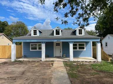 Main picture of 2423 N Quincy Ave