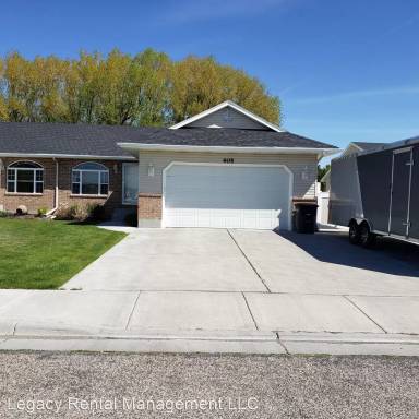 Main picture of 905 Clara Ct