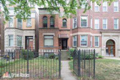 Main picture of 1521 W Addison St