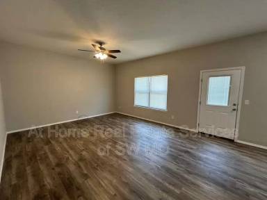 Main picture of 211 E Rosalie