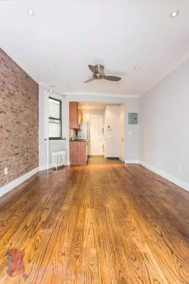 Main picture of 380 E 10th St