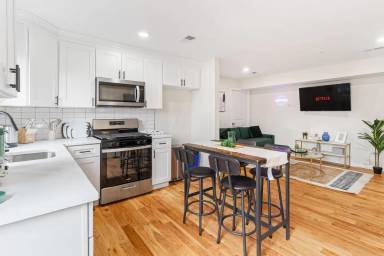 Main picture of 549 S Orange Ave