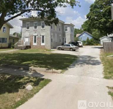 Main picture of 820 E Jefferson St