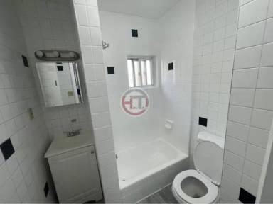 Main picture of 2411 Poplar St