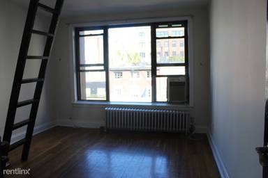 Main picture of 31 W 8th St
