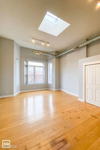 Main picture of 930 W Sheridan Rd