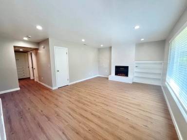 Main picture of 580 Sandburg Dr