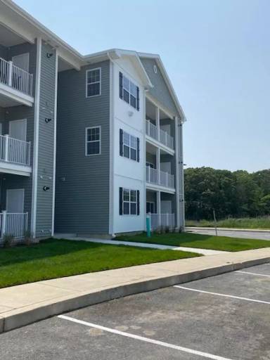 Main picture of 210 Bay Ave