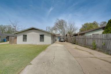 Main picture of 304 John Nance Garner Cir