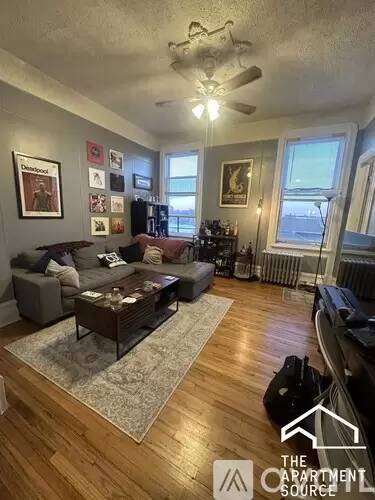 Main picture of 1359 W Chicago Ave