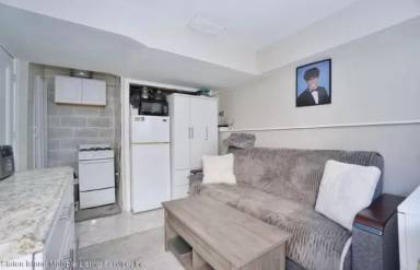 Main picture of 96 Oberlin St