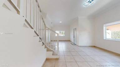 Main picture of 323 SW 36th Ave