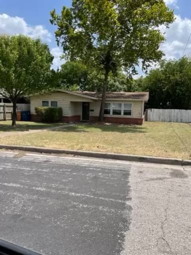 Main picture of 1201 Cloverleaf Dr