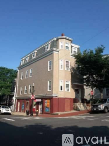 Main picture of 75 Putnam St