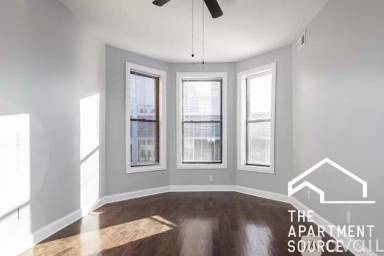 Main picture of 906 W Montrose Ave